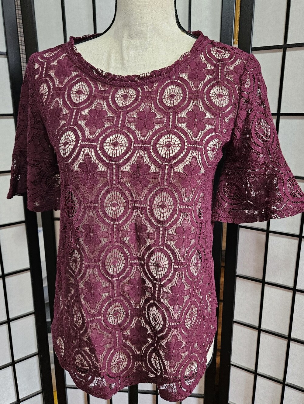 Loft XS Maroon Mosiac Lace Ruffle Sleeve Top